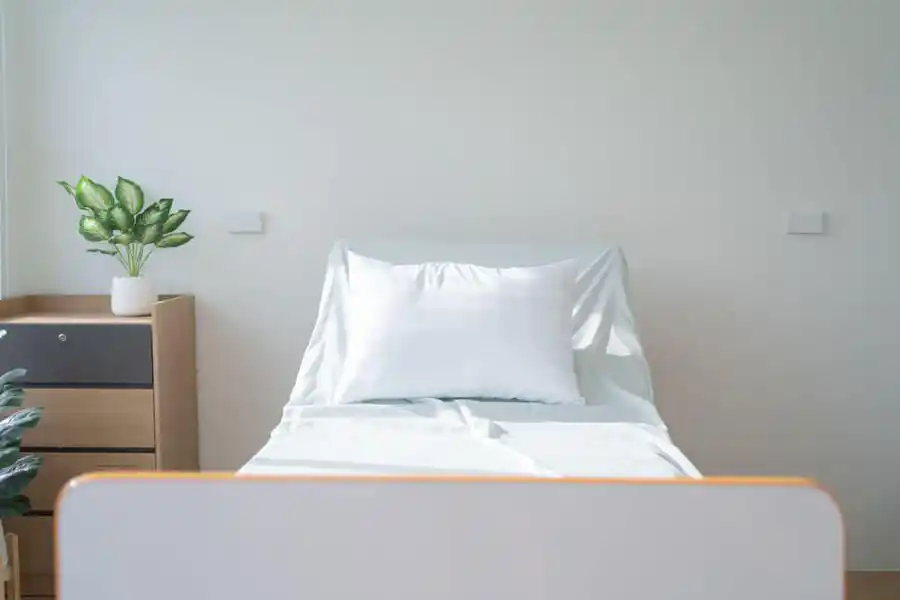 Reha nach nach Krankenhaus und OP: leeres Krankenbett Reha nach nach Krankenhaus und OP: leeres Krankenbett