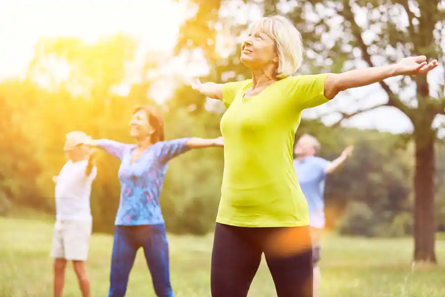 Yoga in der Klinik Tegernsee: Rehabilitanden praktizieren Yoga Yoga in der Klinik Tegernsee: Rehabilitanden praktizieren Yoga