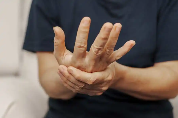 CRPS Reha in Bayern: schmerzende Hand einer Patientin
