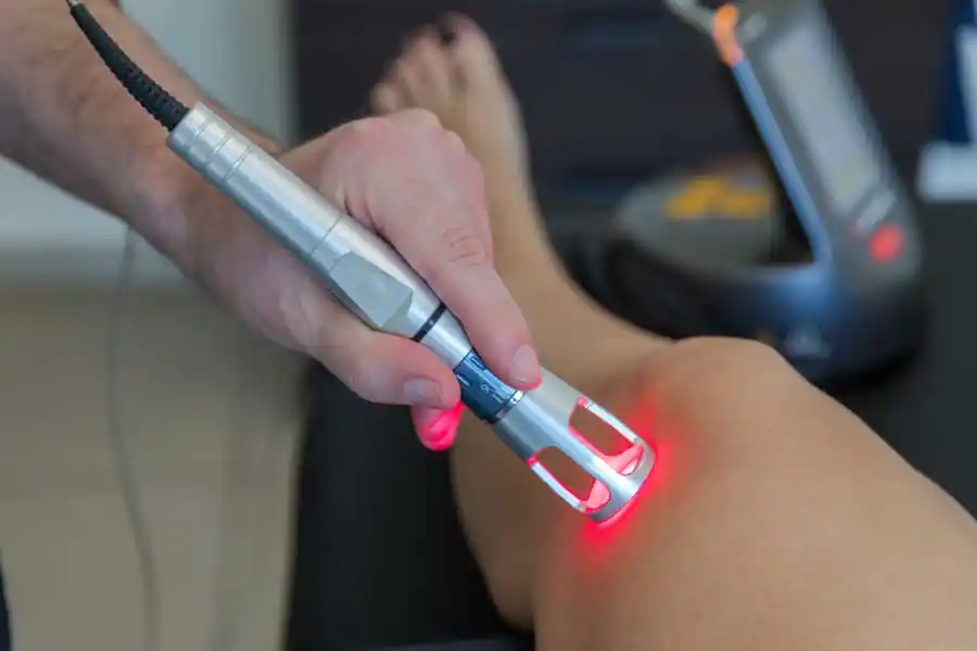 Lasertherapie bei Reha am Tegernsee: Behandlung am Knie