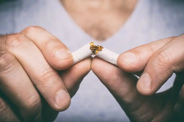 Hilfe bei Nikotinsucht auf Reha: Mann zerbricht Zigarrette