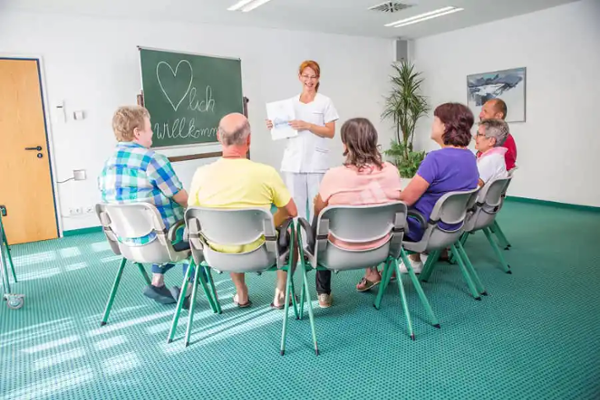 Gesprächskreis von Patienten und Mitarbeiterin