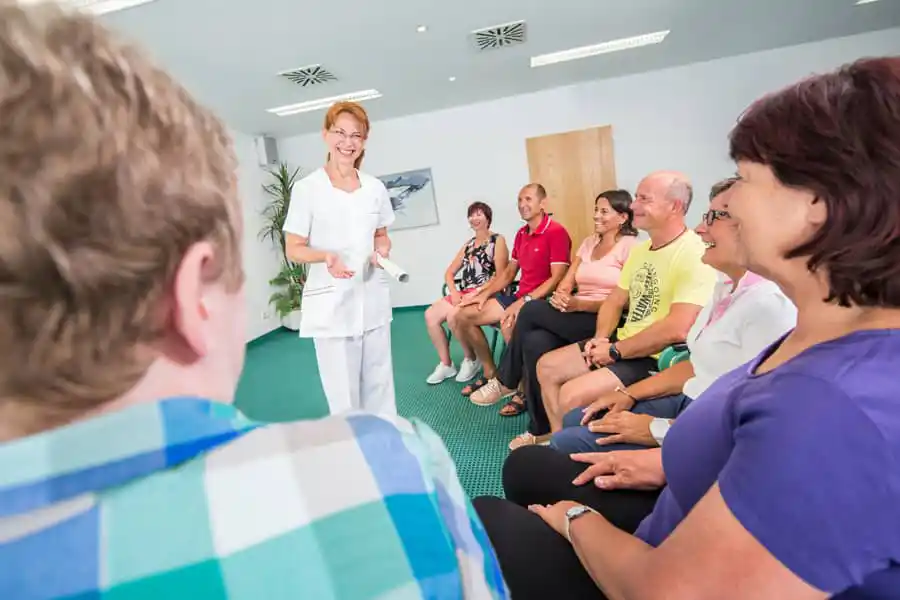 Patienten und Mitarbeiterin im Gesprächskreis Patienten und Mitarbeiterin im Gesprächskreis