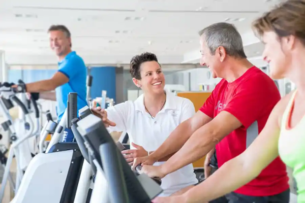 Therapeutin leitet Patienten an Therapeutin leitet Patienten an