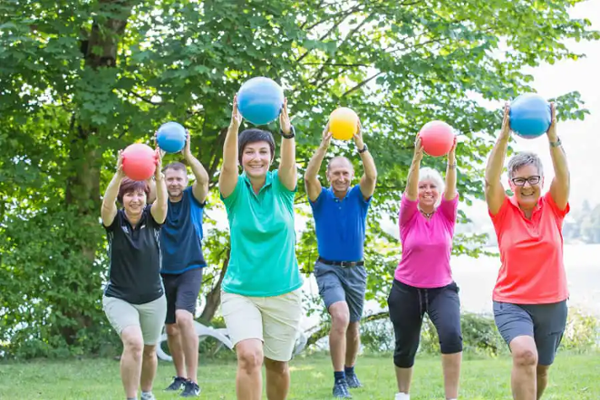 Training mit Bällen im Park