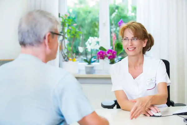 Unterhaltung zwischen Ärztin und Patient