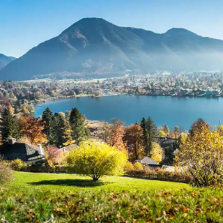 Tegernsee im Herbst mit Blick auf den See Tegernsee im Herbst mit Blick auf den See