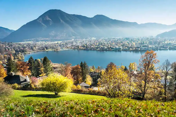 Tegernsee im Herbst mit Blick auf den See Tegernsee im Herbst mit Blick auf den See