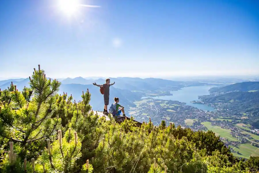 Tegernsee: Wanderer genießen den Ausbilck bei Wanderung im Sommer Tegernsee: Wanderer genießen den Ausbilck bei Wanderung im Sommer